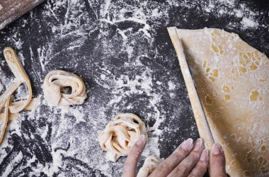 Genç bir kadın makarna hamur el ile kneads