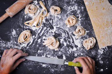 Genç bir kadın makarna hamur el ile kneads