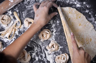 Genç bir kadın makarna hamur el ile kneads