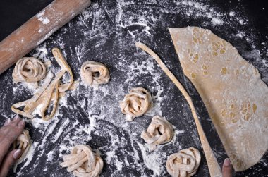 Genç bir kadın makarna hamur el ile kneads