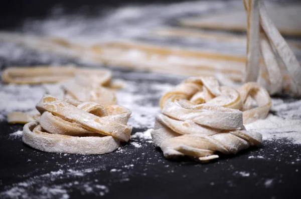 Genç bir kadın makarna hamur el ile kneads