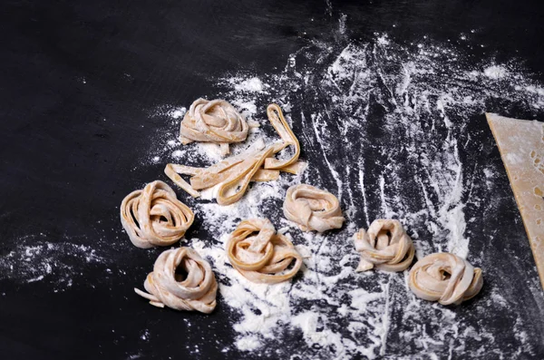 Genç bir kadın makarna hamur el ile kneads