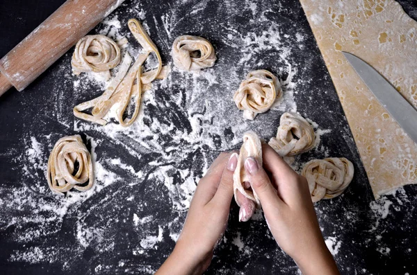 Genç bir kadın makarna hamur el ile kneads