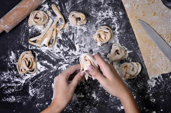 Genç bir kadın makarna hamur el ile kneads