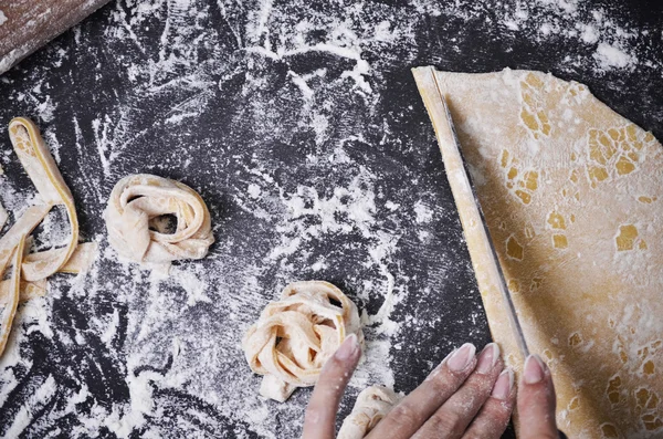 Genç bir kadın makarna hamur el ile kneads