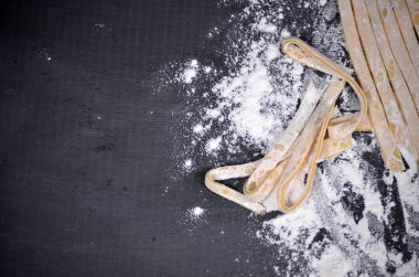 Genç bir kadın makarna hamur el ile kneads