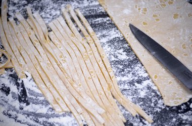 Genç bir kadın makarna hamur el ile kneads