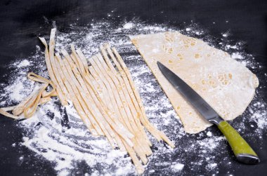 Genç bir kadın makarna hamur el ile kneads