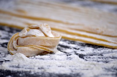 Genç bir kadın makarna hamur el ile kneads