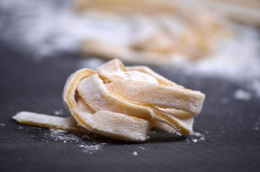 Genç bir kadın makarna hamur el ile kneads