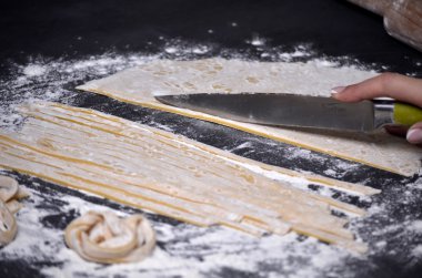 Genç bir kadın makarna hamur el ile kneads