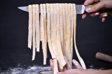 Genç bir kadın makarna hamur el ile kneads