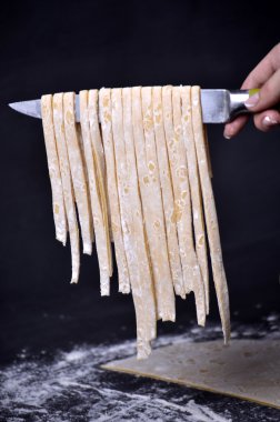 Genç bir kadın makarna hamur el ile kneads