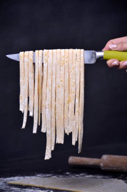 Genç bir kadın makarna hamur el ile kneads