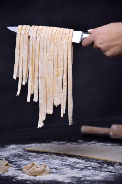 Genç bir kadın makarna hamur el ile kneads