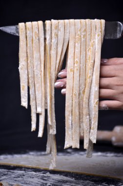 Genç bir kadın makarna hamur el ile kneads