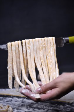 Genç bir kadın makarna hamur el ile kneads