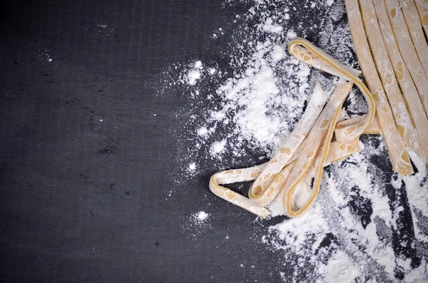 Genç bir kadın makarna hamur el ile kneads