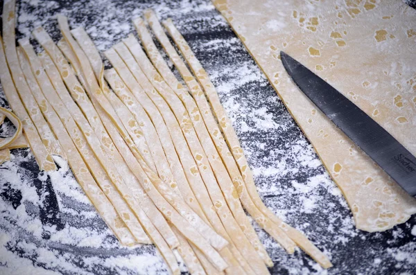 Genç bir kadın makarna hamur el ile kneads