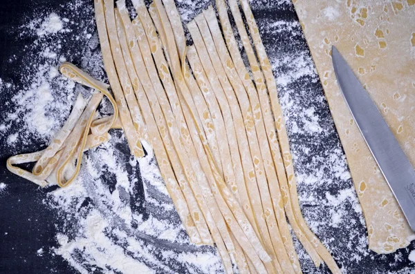 Genç bir kadın makarna hamur el ile kneads