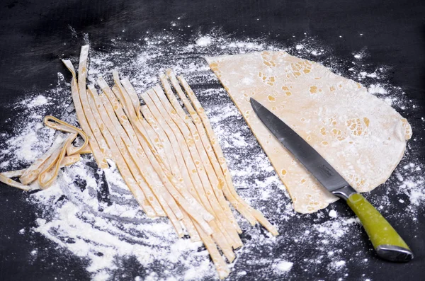 Genç bir kadın makarna hamur el ile kneads