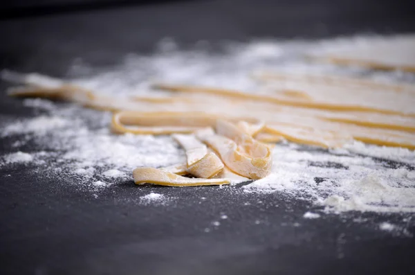 Una joven amasa masa de pasta a mano —  Fotos de Stock