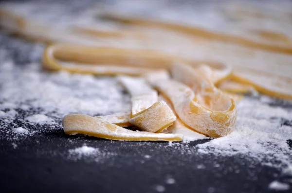 Una joven amasa masa de pasta a mano —  Fotos de Stock