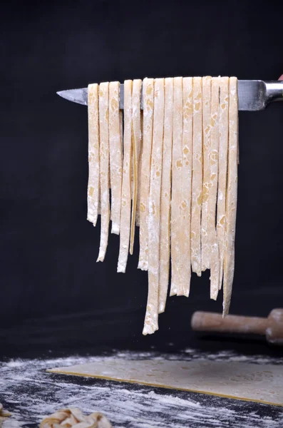 Genç bir kadın makarna hamur el ile kneads