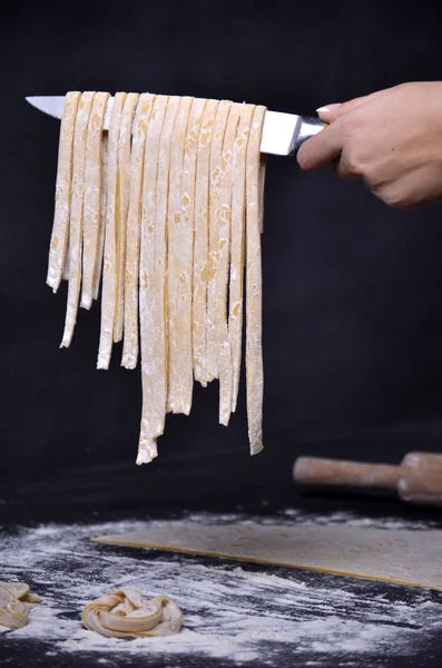 Genç bir kadın makarna hamur el ile kneads