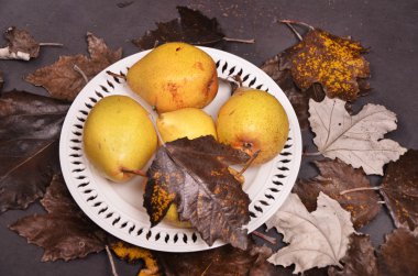 armut bir ahşap arka plan üzerinde yalan ahşap sepet içinde