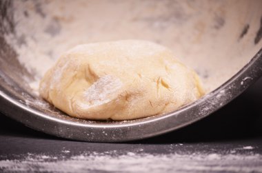 çeşitli malzemeler hamur ve mutfak eşyaları için siyah arka plan üzerine koyulur