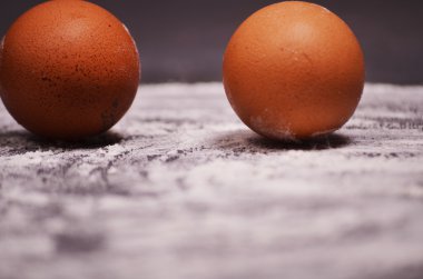 çeşitli malzemeler hamur ve mutfak eşyaları için siyah arka plan üzerine koyulur