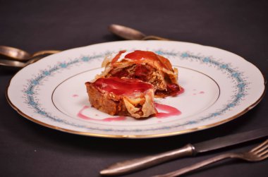 Kiraz yakın çekim ile ev yapımı meyveli turta bir tabağa dilimlenmiş.