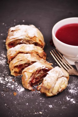 Kiraz yakın çekim ile ev yapımı meyveli turta bir tabağa dilimlenmiş.