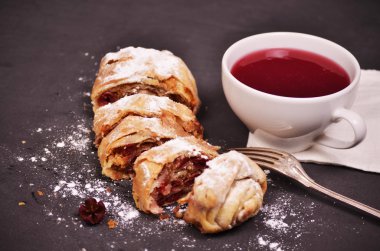 Kiraz yakın çekim ile ev yapımı meyveli turta bir tabağa dilimlenmiş.