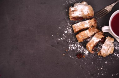 Kiraz yakın çekim ile ev yapımı meyveli turta bir tabağa dilimlenmiş.