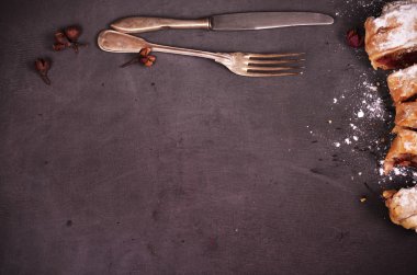 Kiraz yakın çekim ile ev yapımı meyveli turta bir tabağa dilimlenmiş.