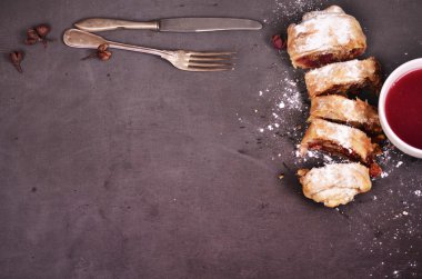 Kiraz yakın çekim ile ev yapımı meyveli turta bir tabağa dilimlenmiş.