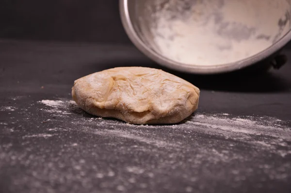 Vari ingredienti per l'impasto e utensili sono disposti su uno sfondo nero — Foto Stock