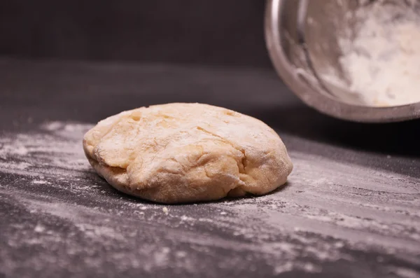 Verschiedene Zutaten für den Teig und die Utensilien sind auf schwarzem Hintergrund ausgelegt — Stockfoto