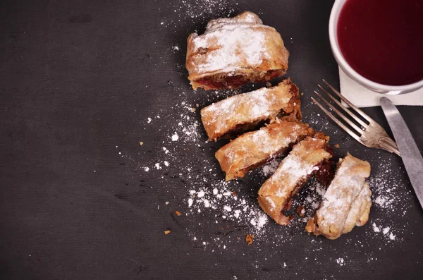 Strudel maison tranché avec gros plan cerise sur une assiette . — Photo