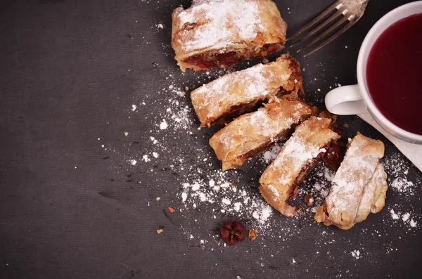 Strudel maison tranché avec gros plan cerise sur une assiette . — Photo