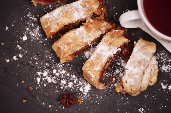 Strudel maison tranché avec gros plan cerise sur une assiette . — Photo