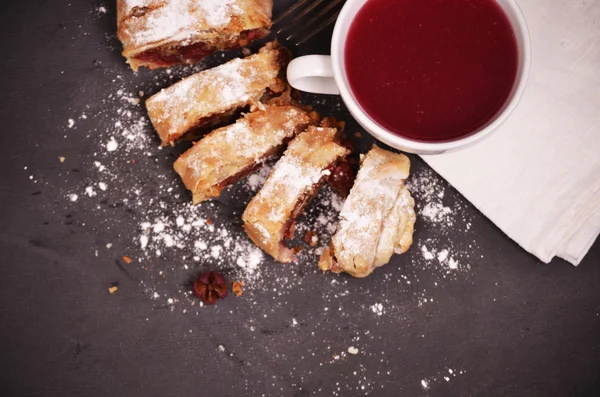 Strudel maison tranché avec gros plan cerise sur une assiette . — Photo