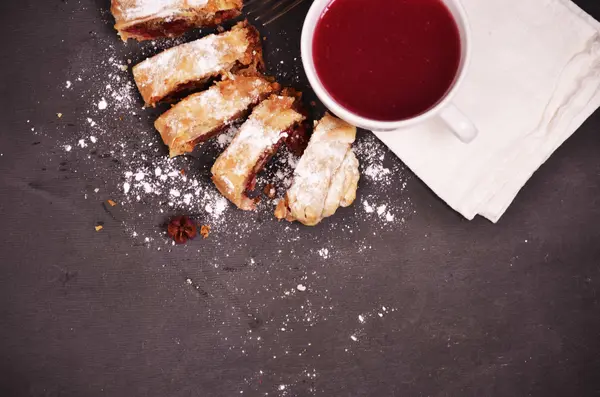 Strudel maison tranché avec gros plan cerise sur une assiette . — Photo