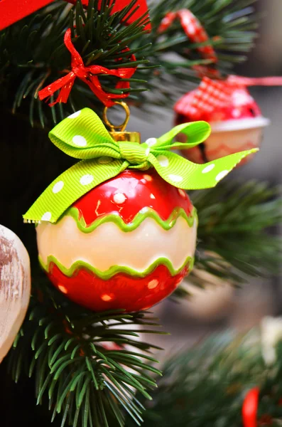 Juguete de Navidad en el árbol de Navidad — Foto de Stock