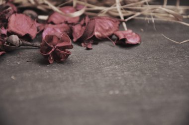 siyah bir zemin üzerine kırmızı yaprakları ile hasır sepet