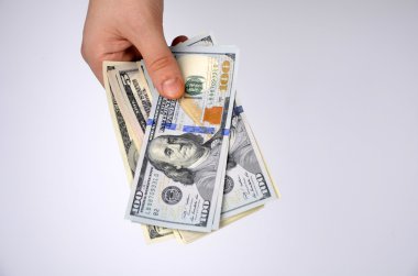 Beyaz bir arka plan üzerinde izole para ile el