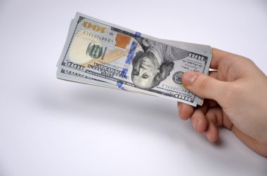 Beyaz bir arka plan üzerinde izole para ile el