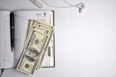 Ayarla erkekler: Not Defteri, kulaklık, beyaz arka plan üzerinde para